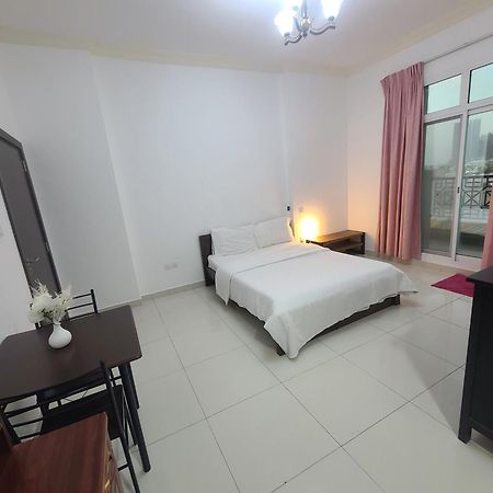 Cozy Rooms And Small Partitions For Men Guests In Dubai Exterior photo
