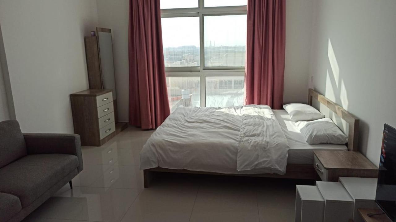 Cozy Rooms And Small Partitions For Men Guests In Dubai Exterior photo