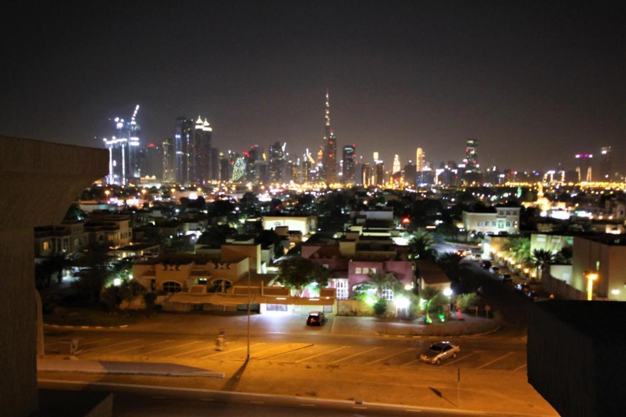 Cozy Rooms And Small Partitions For Men Guests In Dubai Exterior photo