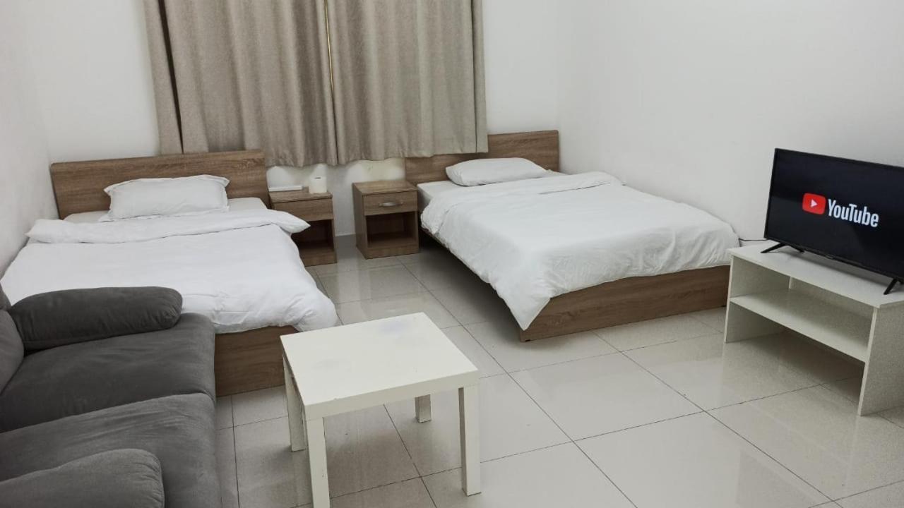 Cozy Rooms And Small Partitions For Men Guests In Dubai Exterior photo