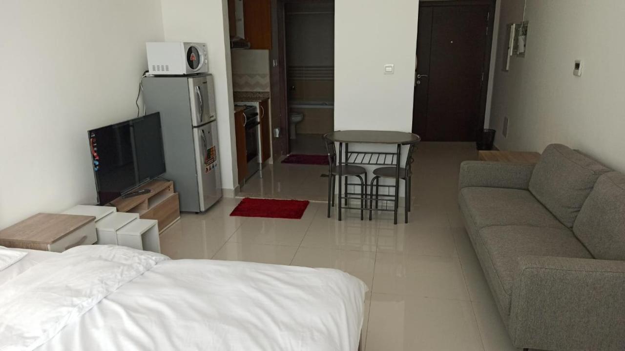Cozy Rooms And Small Partitions For Men Guests In Dubai Exterior photo