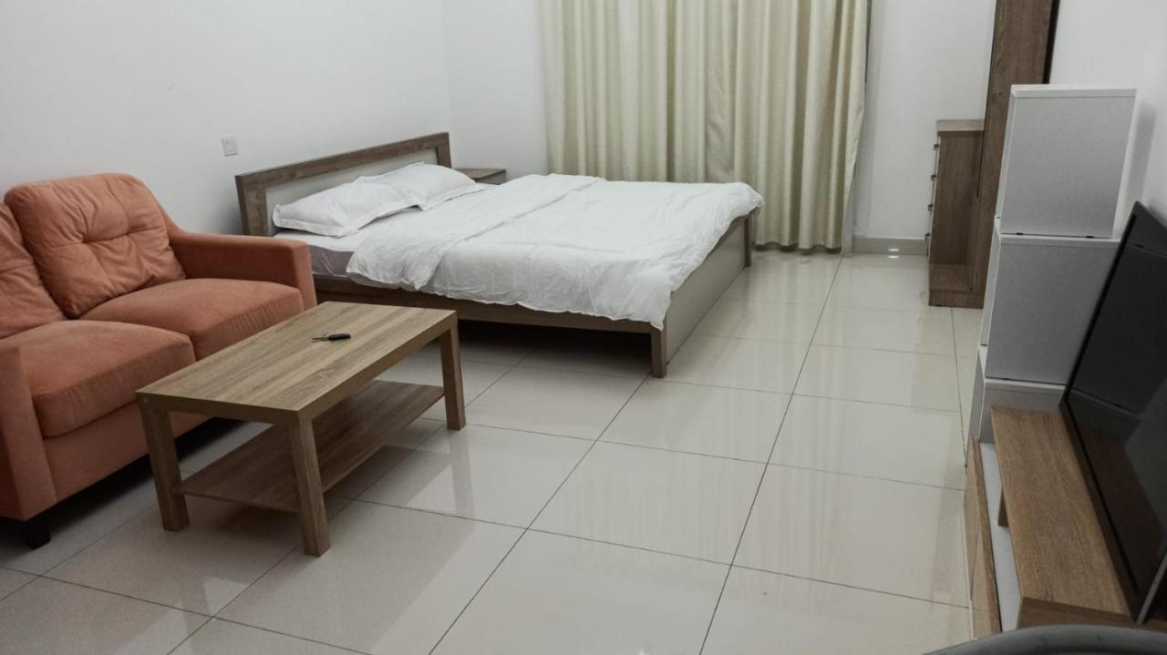 Cozy Rooms And Small Partitions For Men Guests In Dubai Exterior photo