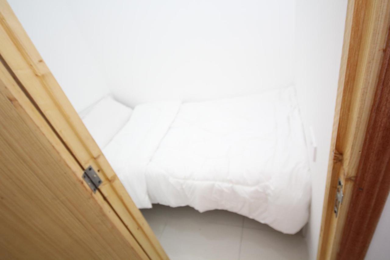 Cozy Rooms And Small Partitions For Men Guests In Dubai Exterior photo