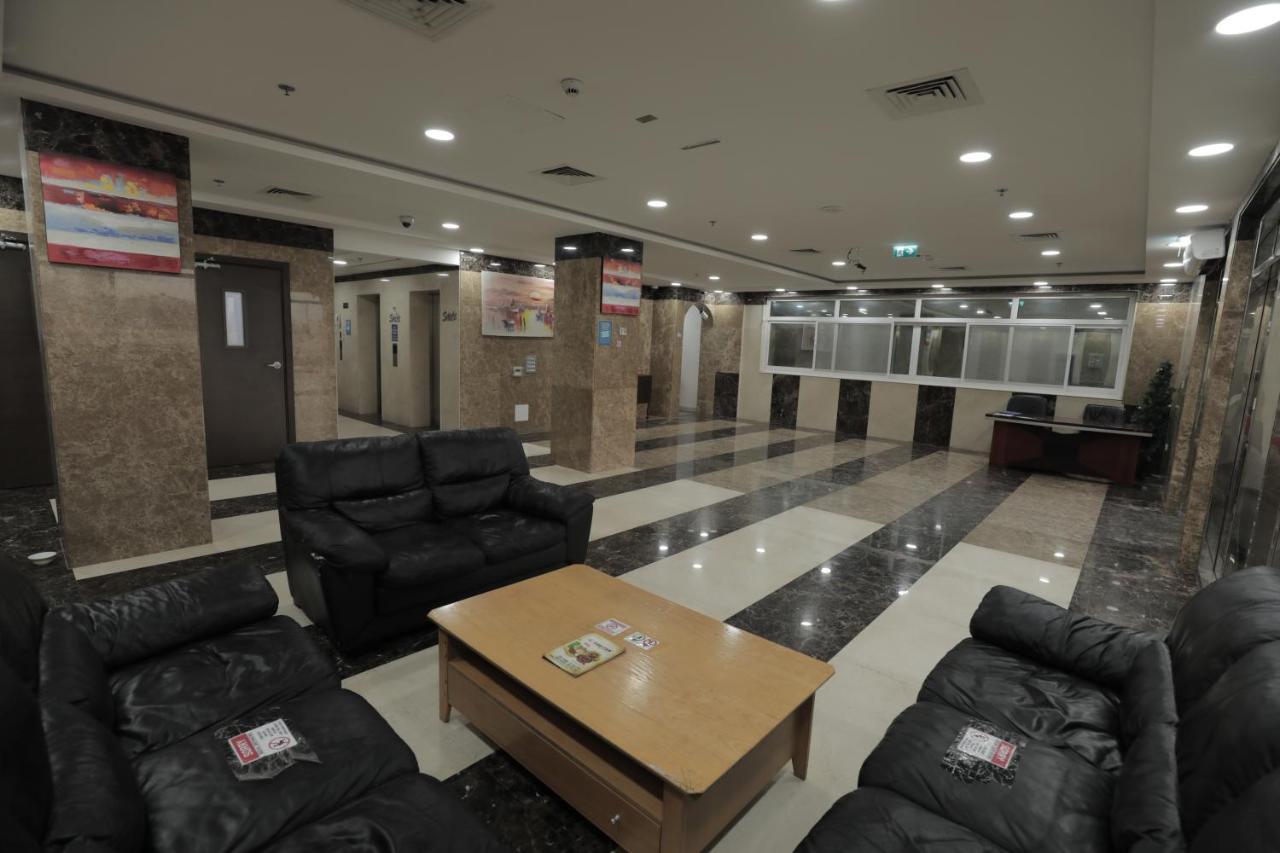 Cozy Rooms And Small Partitions For Men Guests In Dubai Exterior photo