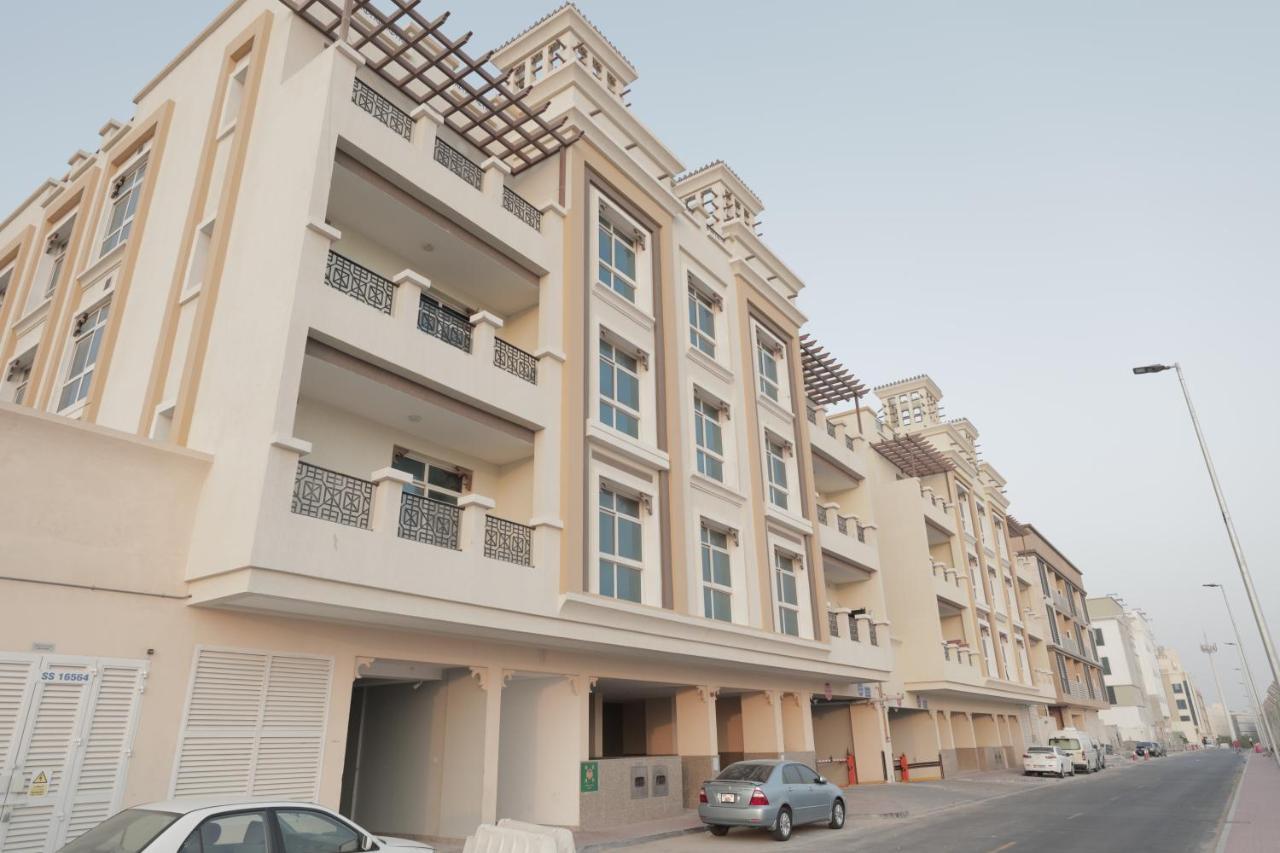 Cozy Rooms And Small Partitions For Men Guests In Dubai Exterior photo