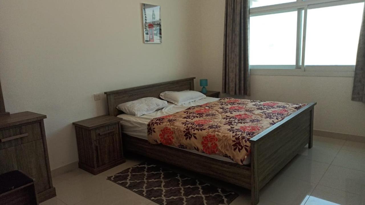 Cozy Rooms And Small Partitions For Men Guests In Dubai Exterior photo