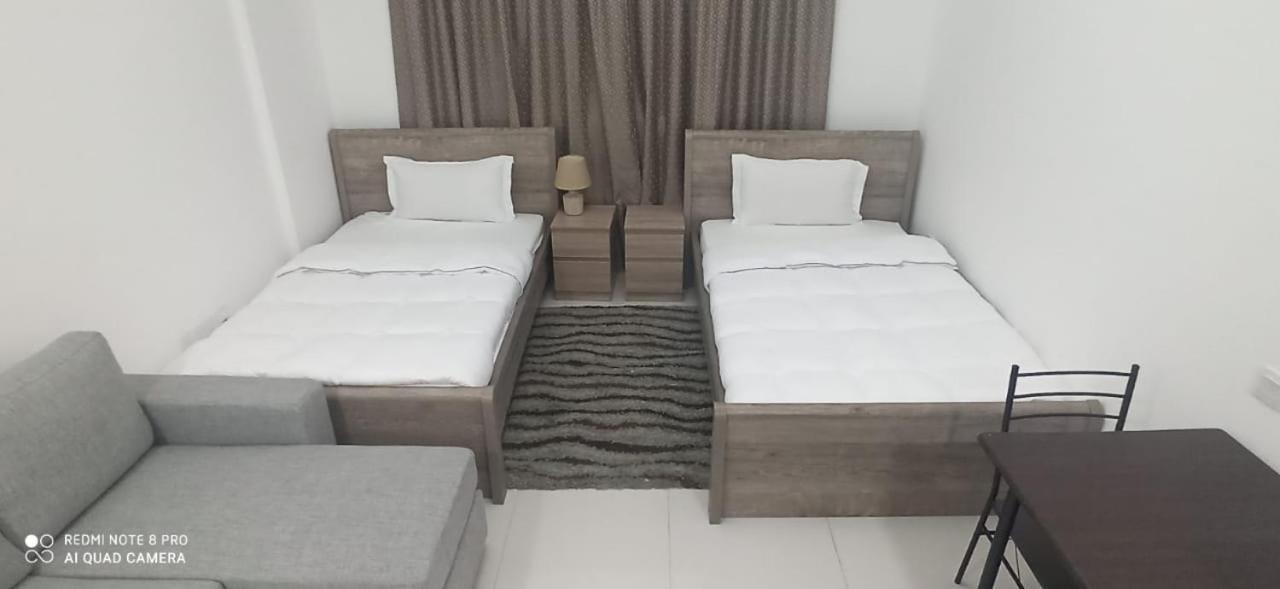 Cozy Rooms And Small Partitions For Men Guests In Dubai Exterior photo