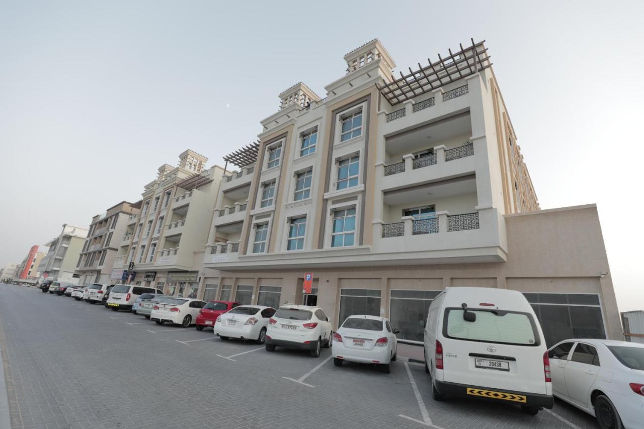 Cozy Rooms And Small Partitions For Men Guests In Dubai Exterior photo