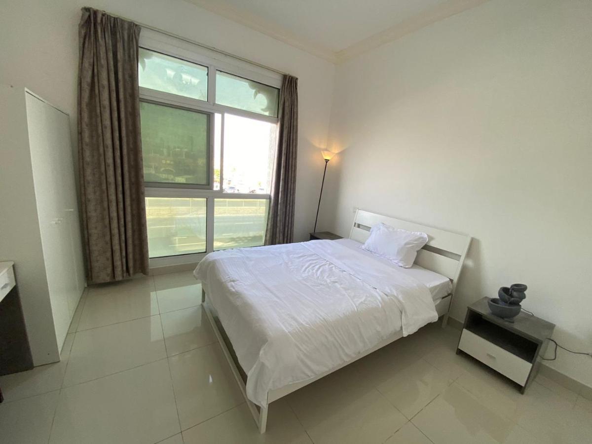 Cozy Rooms And Small Partitions For Men Guests In Dubai Exterior photo