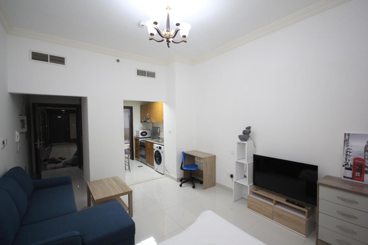 Cozy Rooms And Small Partitions For Men Guests In Dubai Exterior photo