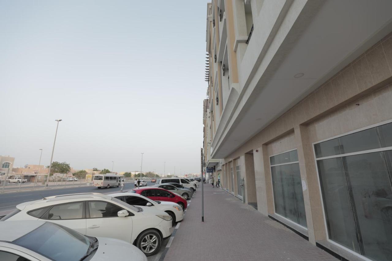Cozy Rooms And Small Partitions For Men Guests In Dubai Exterior photo