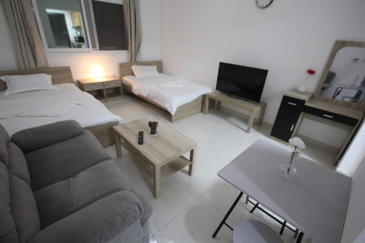 Cozy Rooms And Small Partitions For Men Guests In Dubai Exterior photo