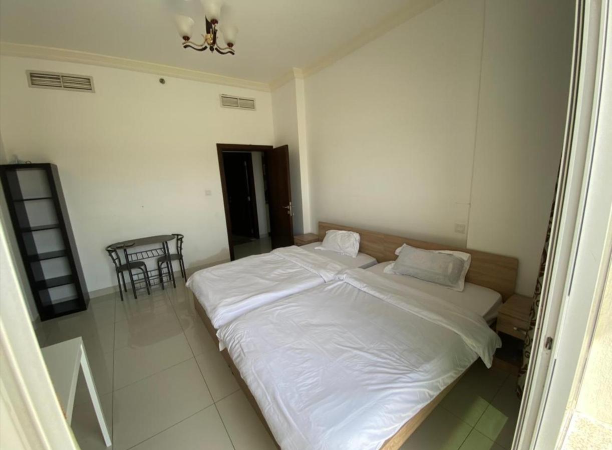 Cozy Rooms And Small Partitions For Men Guests In Dubai Exterior photo