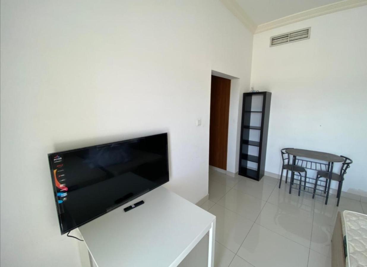 Cozy Rooms And Small Partitions For Men Guests In Dubai Exterior photo