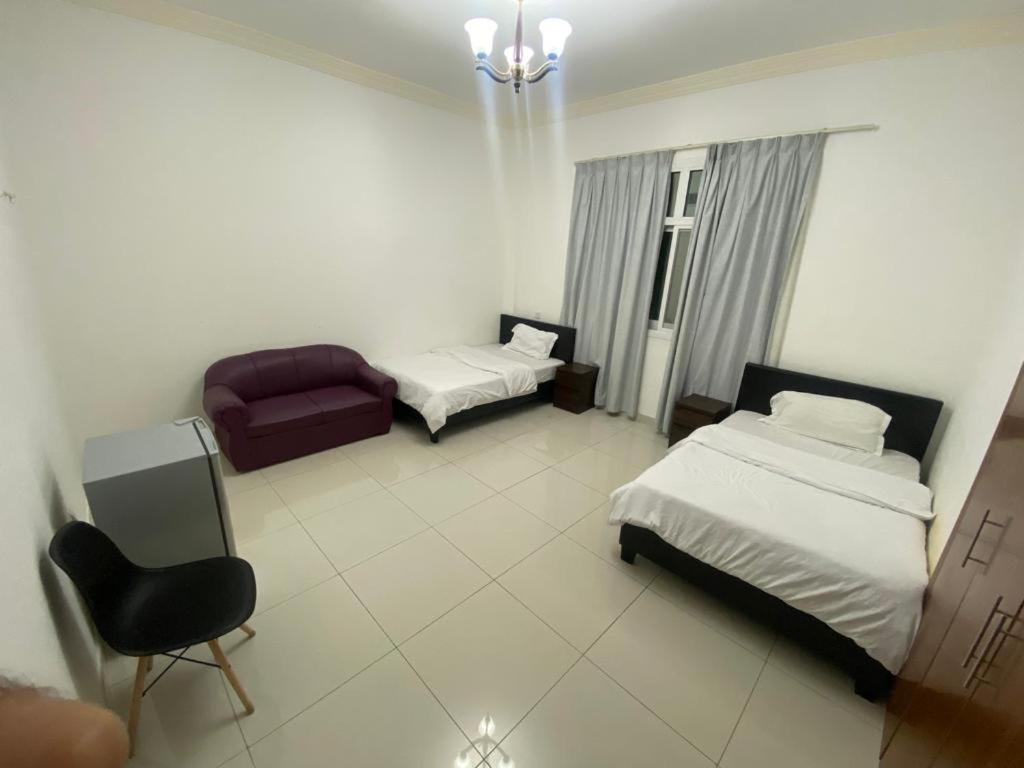Cozy Rooms And Small Partitions For Men Guests In Dubai Exterior photo