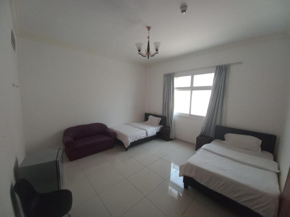 Cozy Rooms And Small Partitions For Men Guests In Dubai Exterior photo