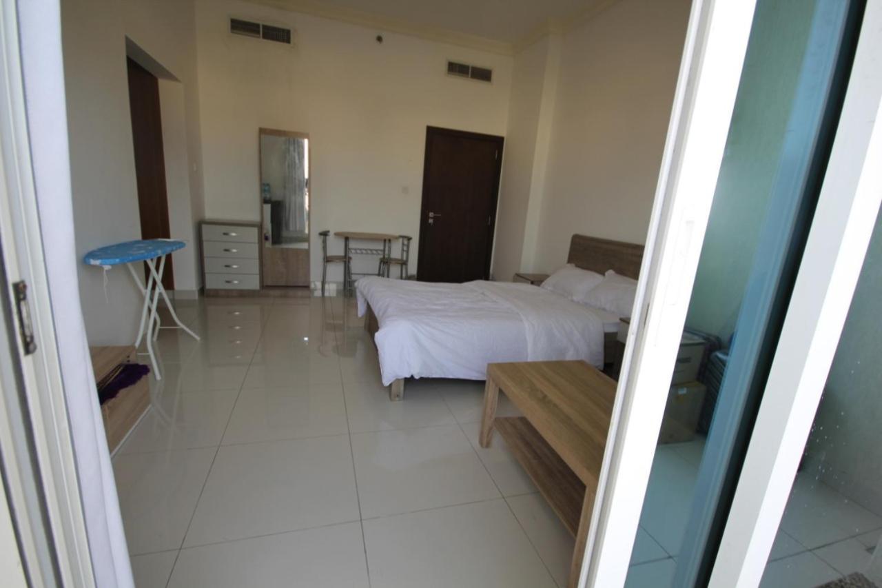 Cozy Rooms And Small Partitions For Men Guests In Dubai Exterior photo