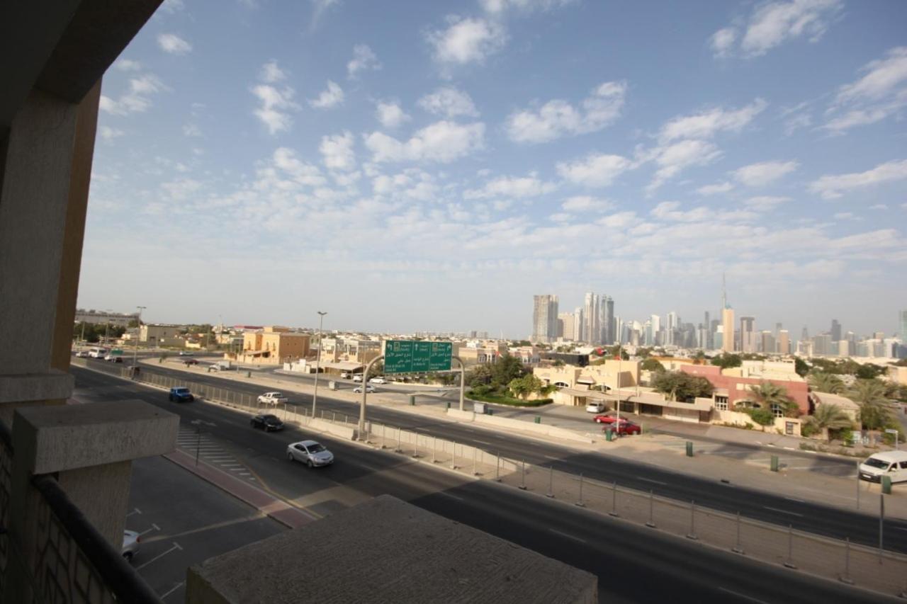 Cozy Rooms And Small Partitions For Men Guests In Dubai Exterior photo