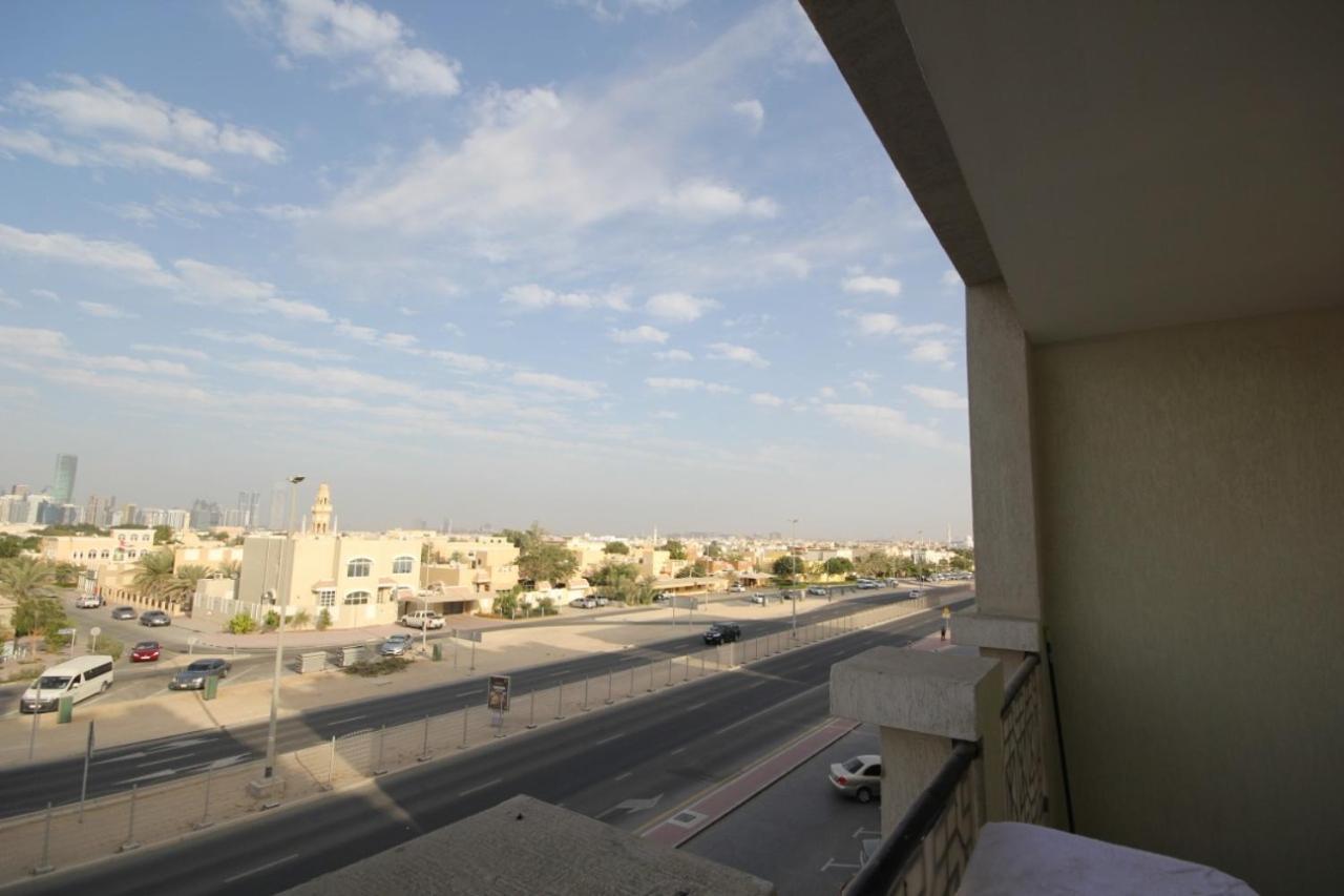 Cozy Rooms And Small Partitions For Men Guests In Dubai Exterior photo