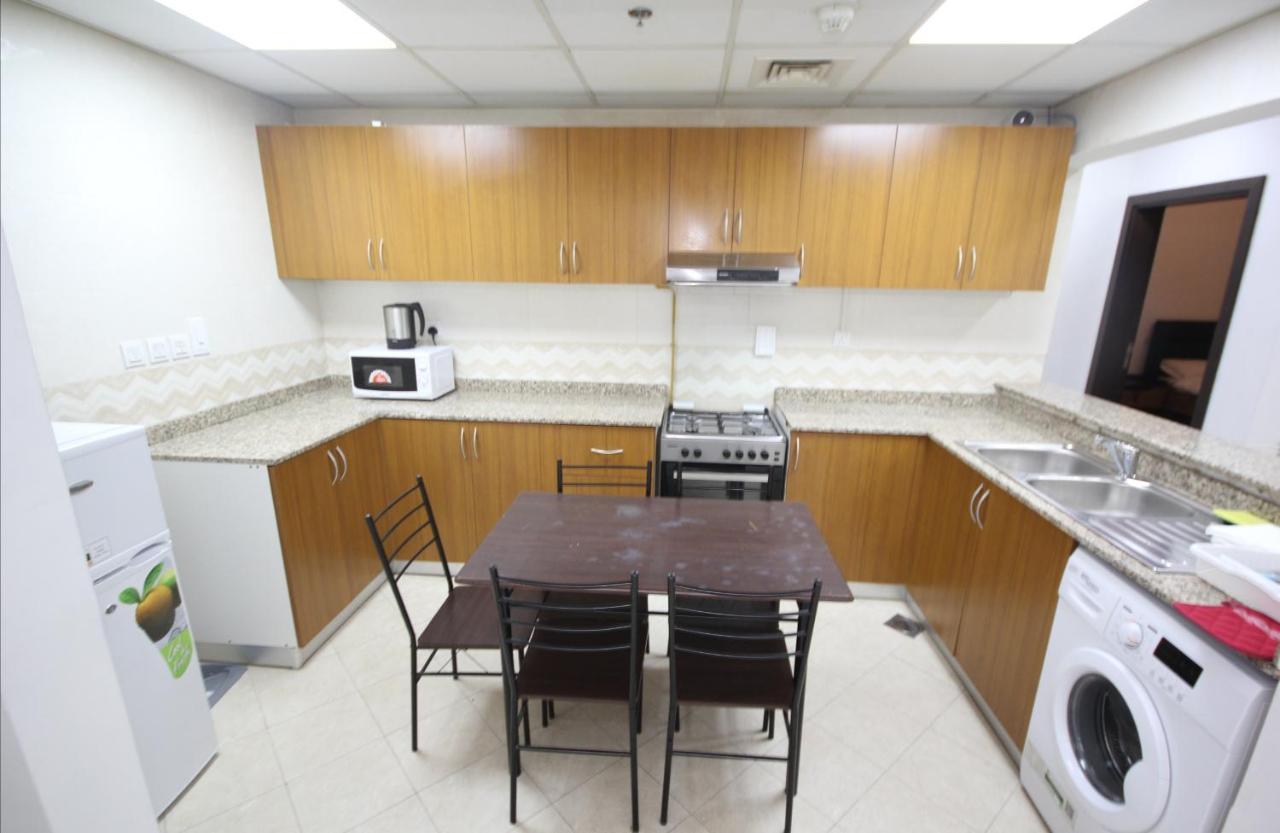 Cozy Rooms And Small Partitions For Men Guests In Dubai Exterior photo