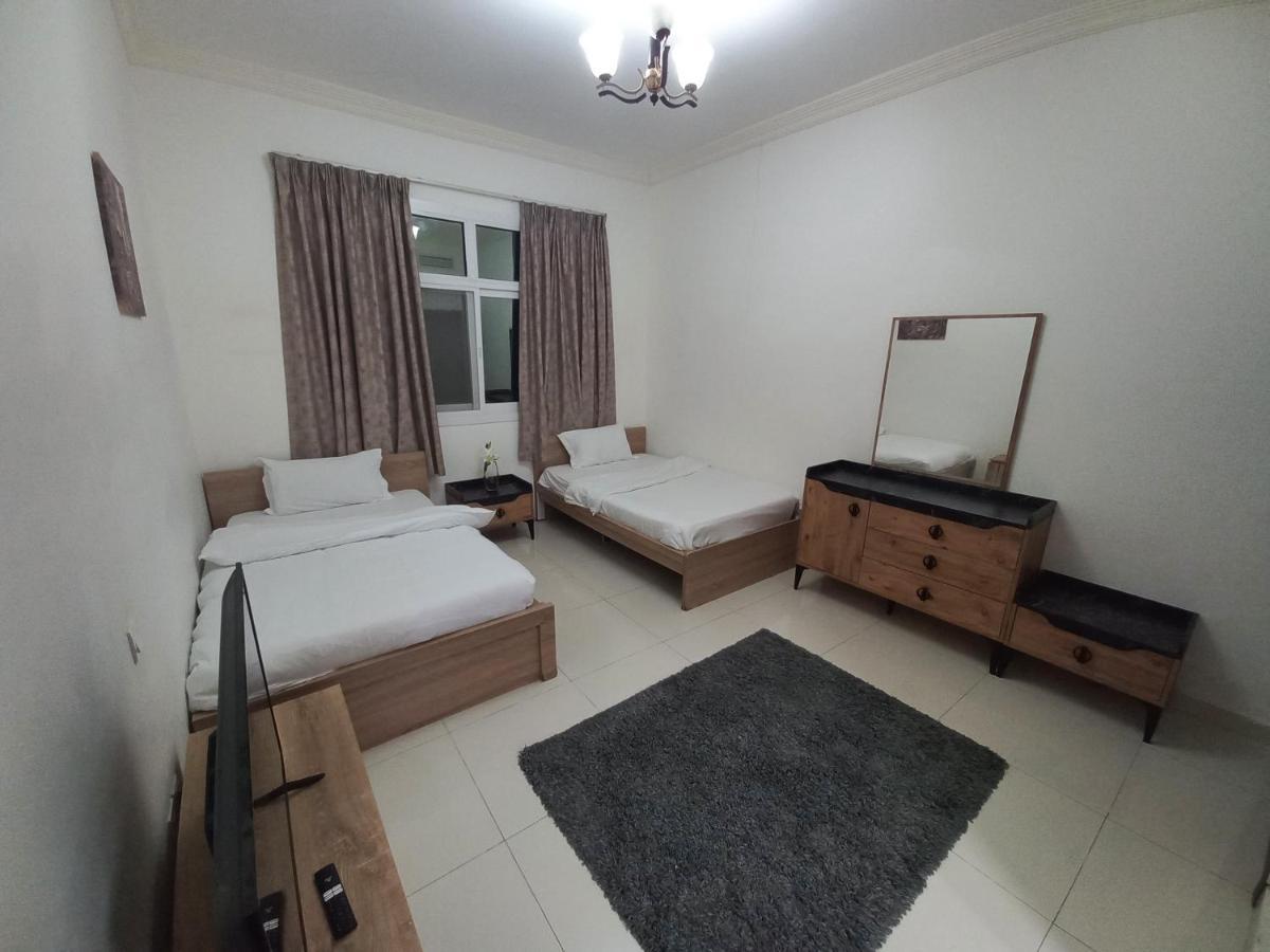 Cozy Rooms And Small Partitions For Men Guests In Dubai Exterior photo