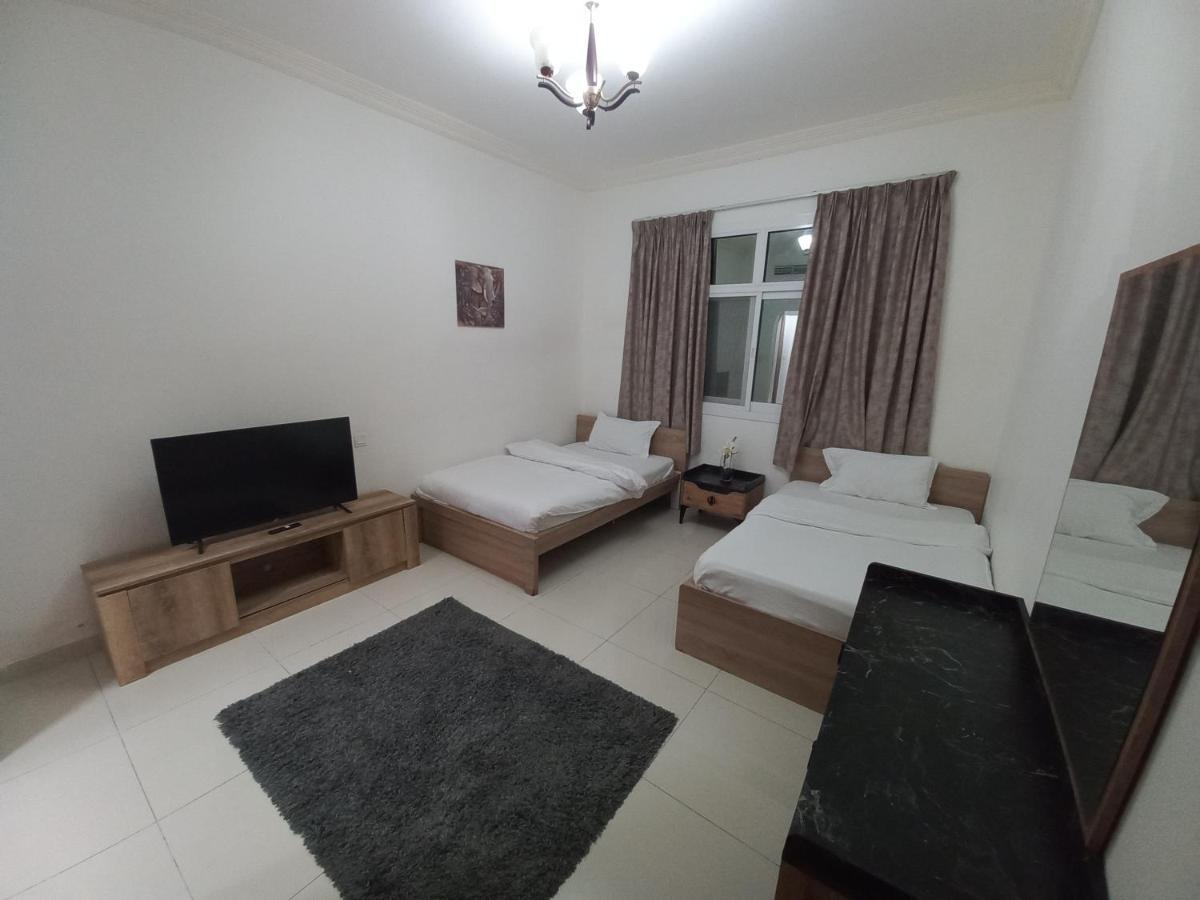 Cozy Rooms And Small Partitions For Men Guests In Dubai Exterior photo