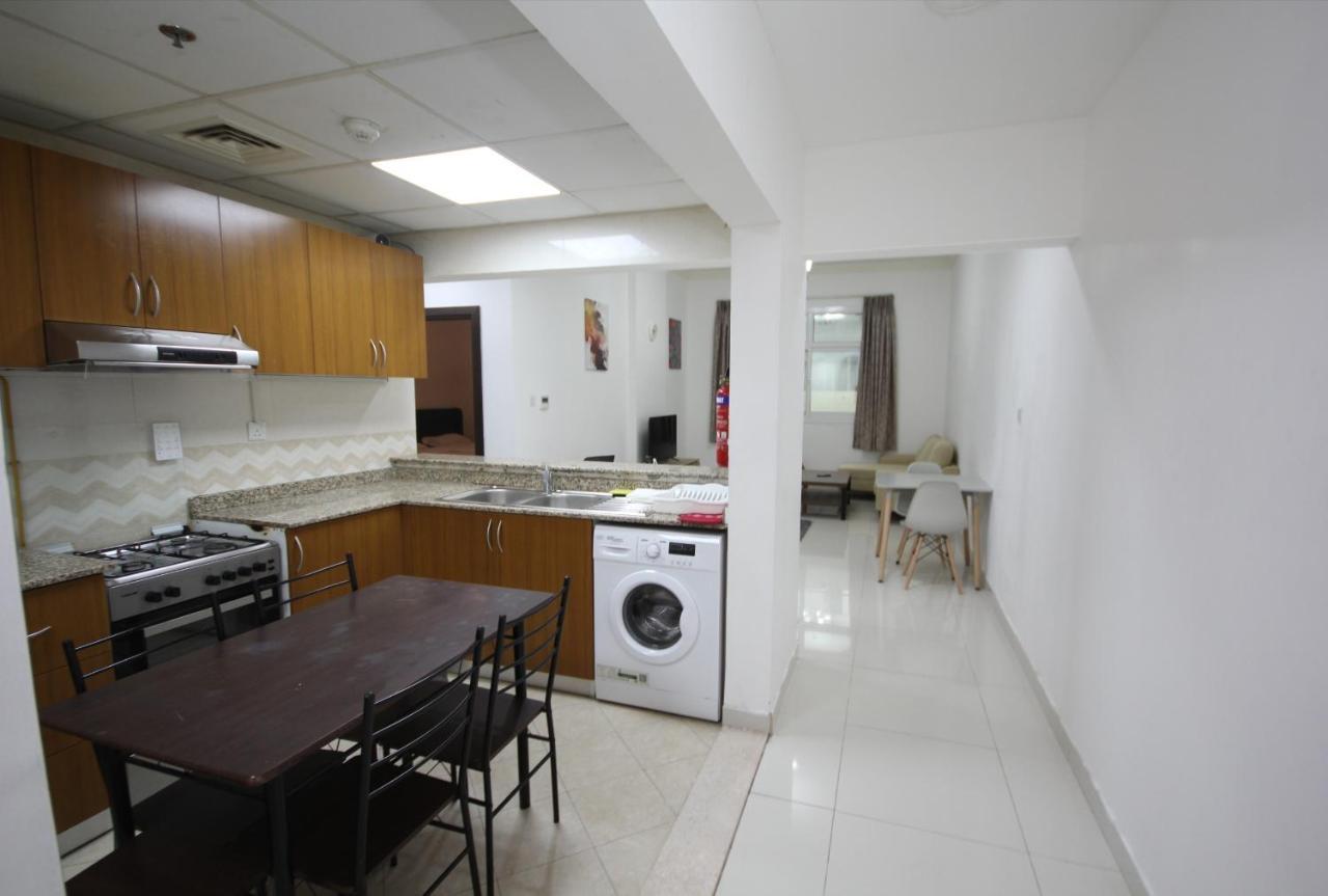 Cozy Rooms And Small Partitions For Men Guests In Dubai Exterior photo