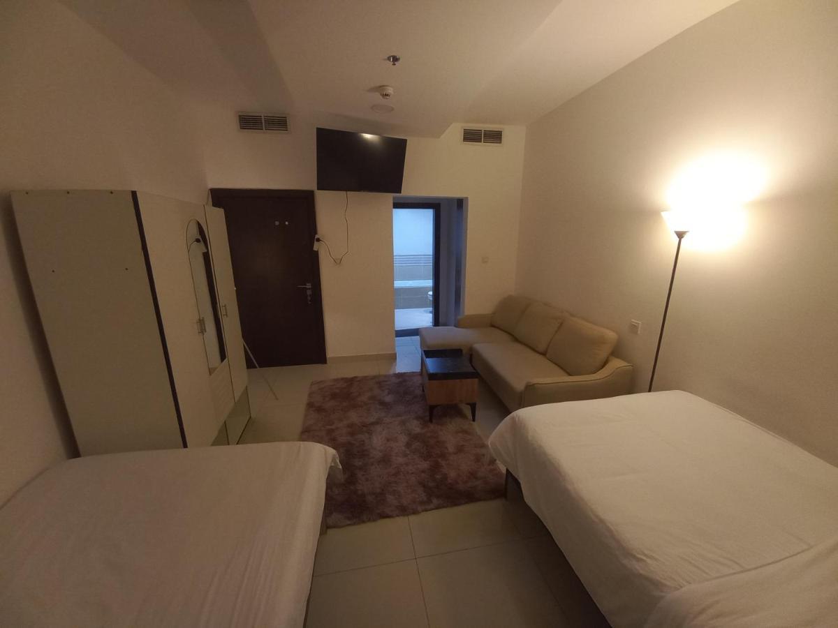 Cozy Rooms And Small Partitions For Men Guests In Dubai Exterior photo