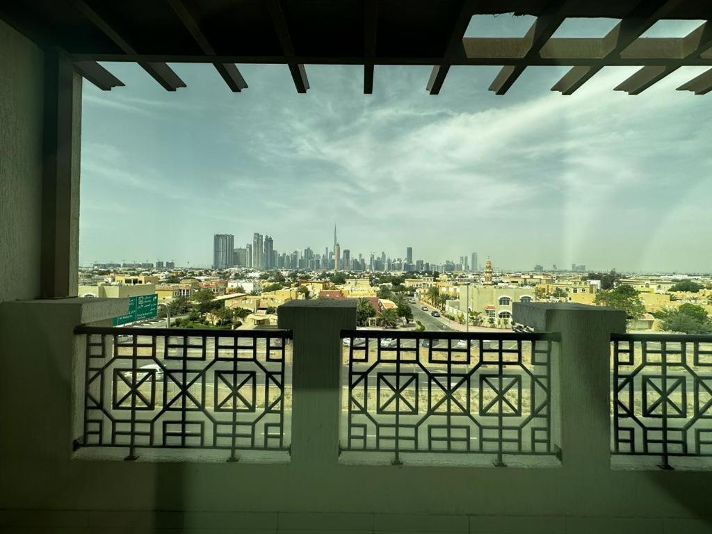 Cozy Rooms And Small Partitions For Men Guests In Dubai Exterior photo