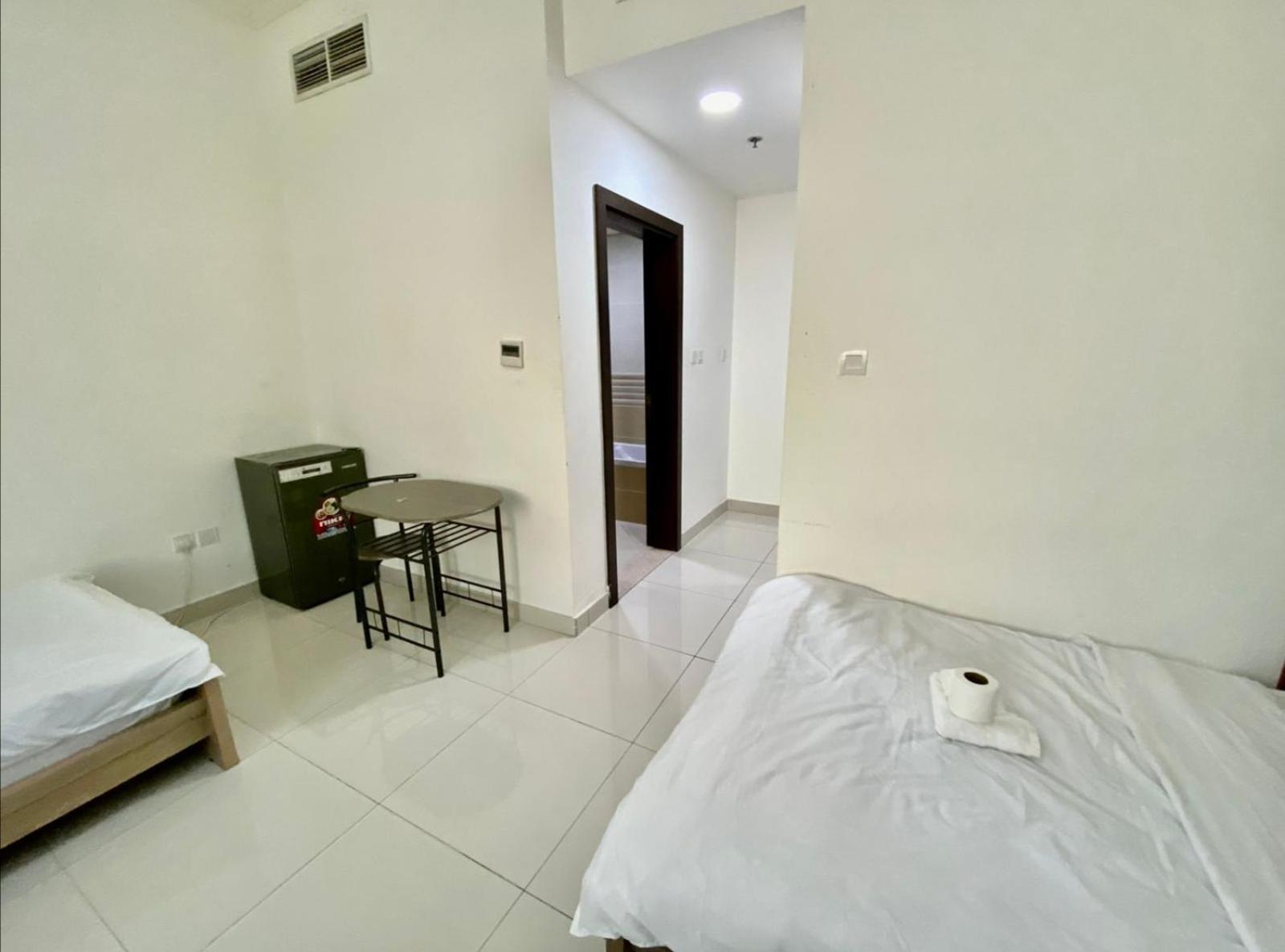 Cozy Rooms And Small Partitions For Men Guests In Dubai Exterior photo
