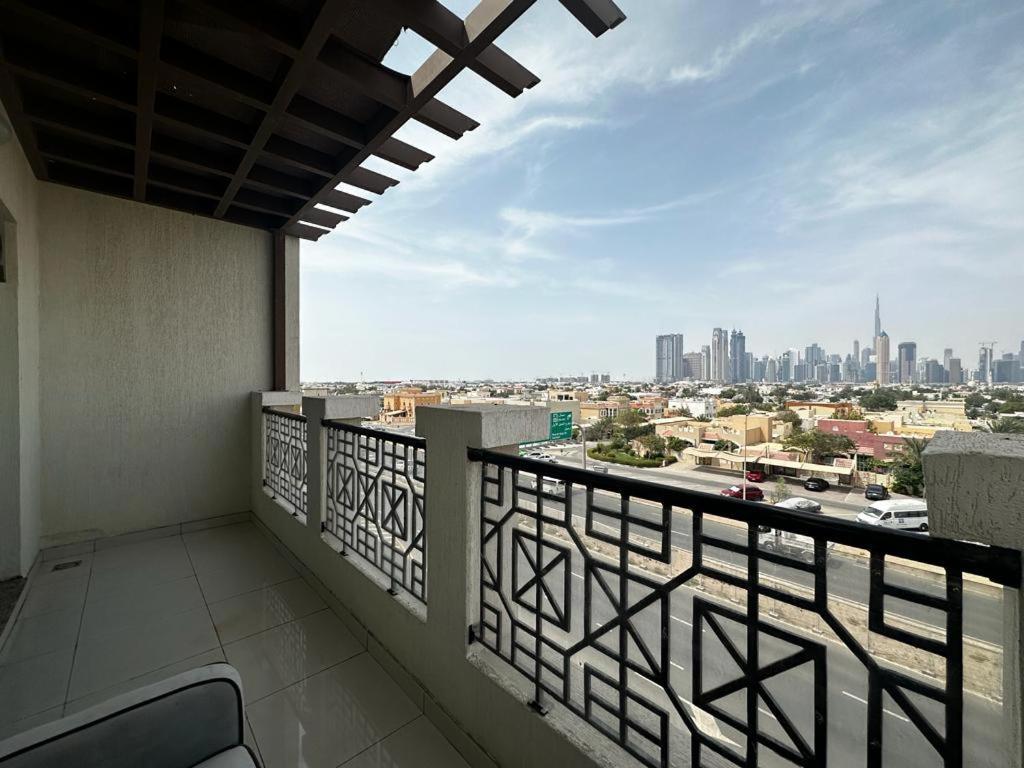 Cozy Rooms And Small Partitions For Men Guests In Dubai Exterior photo
