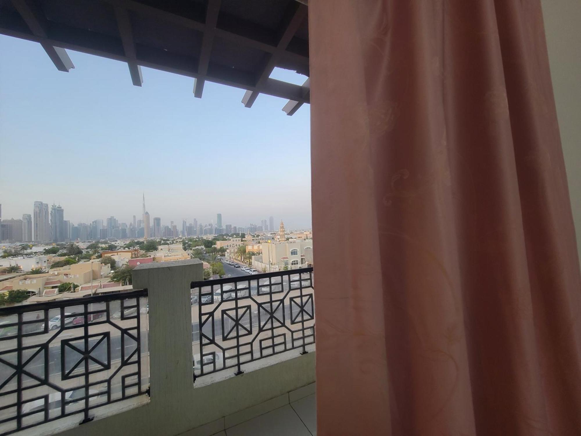 Cozy Rooms And Small Partitions For Men Guests In Dubai Exterior photo