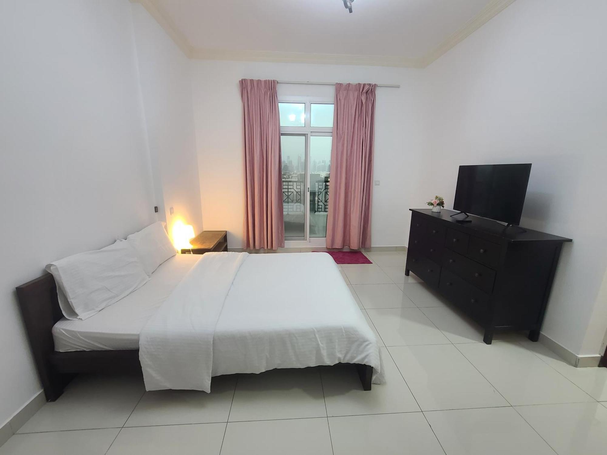 Cozy Rooms And Small Partitions For Men Guests In Dubai Exterior photo