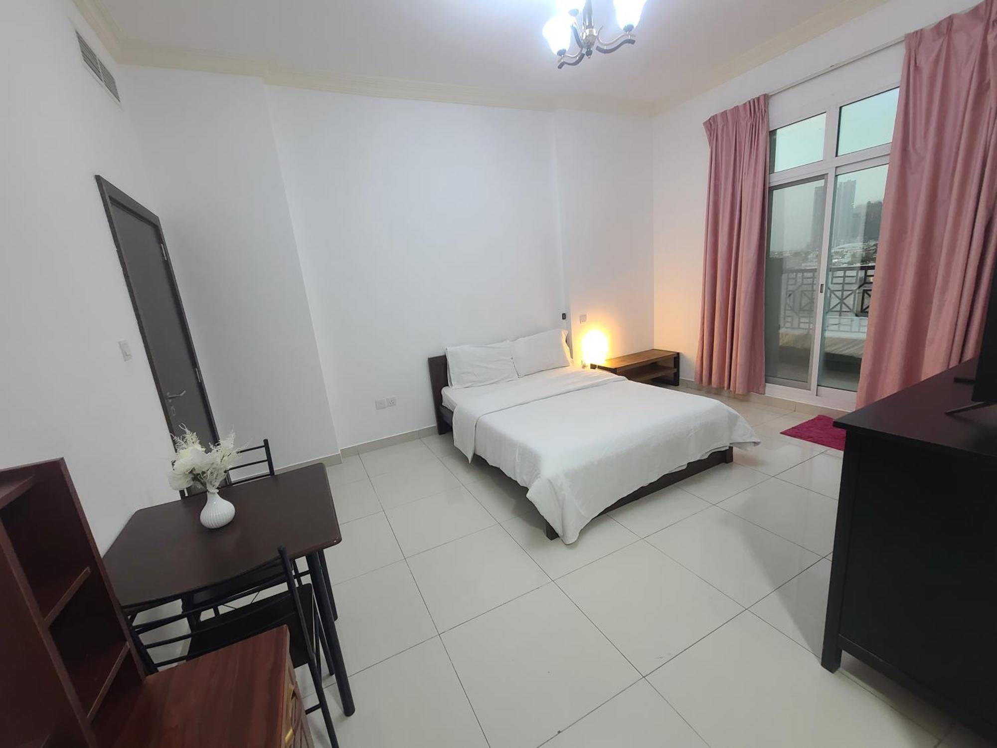 Cozy Rooms And Small Partitions For Men Guests In Dubai Exterior photo