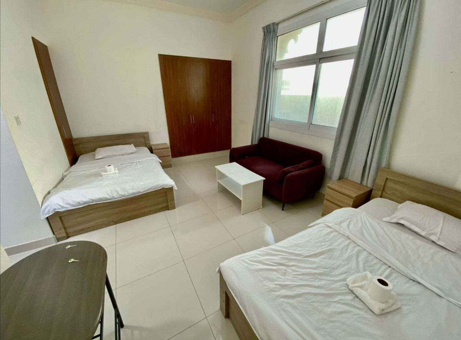 Cozy Rooms And Small Partitions For Men Guests In Dubai Exterior photo